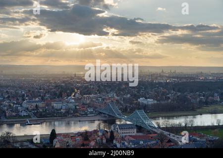 Città di Dresda, vista panoramica dal distretto di Loschwitz in direzione sud-ovest verso il centro della città alla luce della sera con le nuvole rosse illuminate Foto Stock