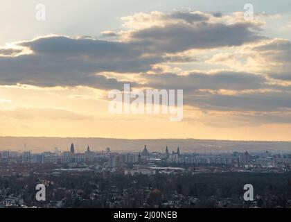 Città di Dresda, vista dal quartiere Loschwitz in direzione sud-ovest verso il centro della città, dove le numerose torri formano una silhouette nella luce Foto Stock