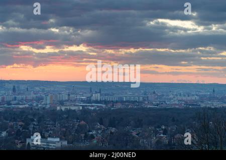 Città di Dresda, vista panoramica dal distretto di Loschwitz in direzione sud-ovest verso il centro della città alla luce della sera con le nuvole rosse illuminate Foto Stock