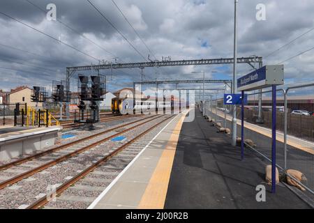 2 Northern Rail classe 156 treno sprinter diesel 156479 + 156471 arrivo alla stazione ferroviaria elettrificata di Blackpool North Foto Stock