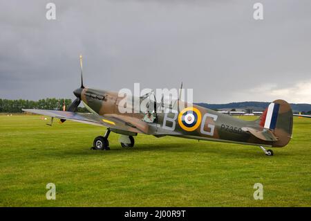 Royal Air Force, RAF, Battle of Britain Memorial Flight Vickers Supermarine Spitfire IIa P7350 presso Goodwood Aerodrome. Battaglia del veterano britannico Foto Stock