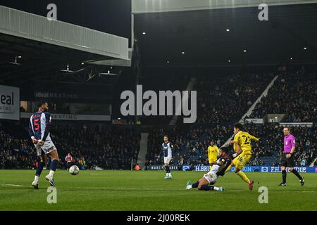 West Bromwich, Regno Unito. 15th Mar 2022. Fabio Carvalho #28 di Fulham attraversa poi tutto a West Bromwich, Regno Unito il 3/15/2022. (Foto di Craig Thomas/News Images/Sipa USA) Credit: Sipa USA/Alamy Live News Foto Stock