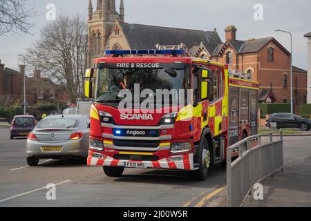 Lincolnshire Fire Engine, Fire/Rescue, Scania, Fire Truck, Angloco, Apparecchio di pompaggio, Scania da 18 tonnellate, antincendio, pompa antincendio, luce blu, scale. Foto Stock