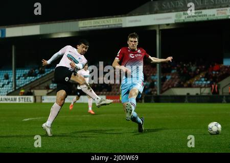 SCUNTHORPE, REGNO UNITO. MAR 15th Josh Gordon of Barrow spara durante la partita della Sky Bet League 2 tra Scunthorpe United e Barrow a Glanford Park, Scunthorpe martedì 15th marzo 2022. (Credit: Will Matthews | MI News) Credit: MI News & Sport /Alamy Live News Foto Stock