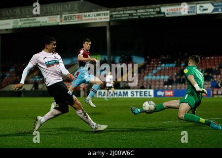 SCUNTHORPE, REGNO UNITO. MAR 15th Josh Gordon of Barrow spara durante la partita della Sky Bet League 2 tra Scunthorpe United e Barrow a Glanford Park, Scunthorpe martedì 15th marzo 2022. (Credit: Will Matthews | MI News) Credit: MI News & Sport /Alamy Live News Foto Stock