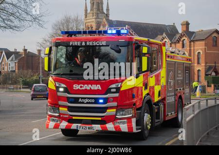 Lincolnshire Fire Engine, Fire/Rescue, Scania, Fire Truck, Angloco, Apparecchio di pompaggio, Scania da 18 tonnellate, antincendio, pompa antincendio, luce blu, scale. Foto Stock