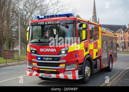 Lincolnshire Fire Engine, Fire/Rescue, Scania, Fire Truck, Angloco, Apparecchio di pompaggio, Scania da 18 tonnellate, antincendio, pompa antincendio, luce blu, scale. Foto Stock