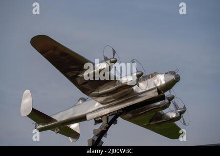 La scultura commemorativa, operazione Manna, International Bomber Command Center, Lincoln, IBCC, Phil Neal, missione umanitaria aerea, Olanda occidentale. Foto Stock