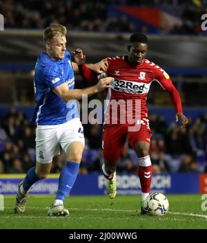 Il Folarin Balogun di Middlesbrough (a destra) e il Marc Roberts di Birmingham City combattono per la palla durante la partita del campionato Sky Bet a St. Andrew's, Birmingham. Data foto: Martedì 15 marzo 2022. Foto Stock