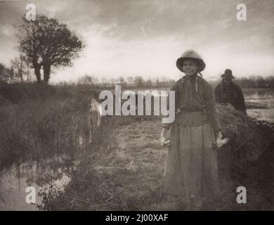 Poling il fieno della palude. Peter Henry Emerson (Cuba, Inghilterra attiva, 1856-1936)Thomas Frederick Goodall (Inghilterra, 1857-1944). Inghilterra, 1886. Fotografie. Stampa Platinum Foto Stock