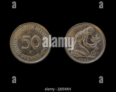 Vista dall'alto della parte anteriore e posteriore di una storica moneta da pfennig della Germania occidentale su sfondo nero Foto Stock