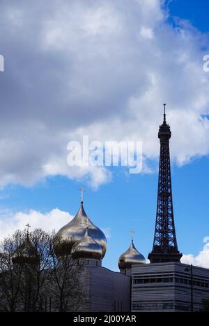 La chiesa russa e la torre Eiffel a Parigi (Francia) Foto Stock