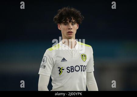 Archie Grey di Leeds United durante la seconda metà Foto Stock