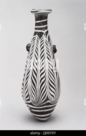 Alabastron. Mediterraneo orientale, 2nd - prima metà del 1st secolo a.C. Mobili; Serviceware. Vetro a forma di nucleo Foto Stock
