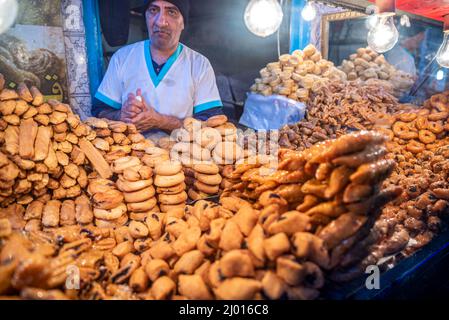 Negozio che vende pane e dolci tradizionali tunisini nella Medina (vecchia tonna) di Tunisi, Tunisia Foto Stock