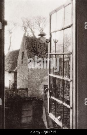 Klemscott Manor: Una finestra nella sala degli arazzi. Frederick H. Evans (Inghilterra, 1853-1943). Inghilterra, 1896, stampato 1971. Fotografie. Stampa Platinum Foto Stock