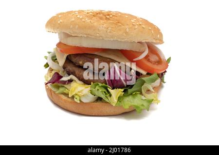 Un doppio hamburger di carne, con gli ingredienti, lattuga, cavolo, cetriolo, pomodoro, cipolla, formaggio, ketchup, maionese. Isolato su sfondo bianco. Uno Foto Stock