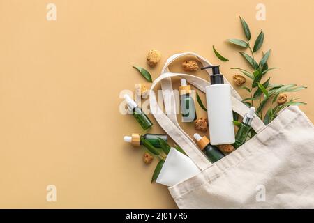Shopping bag con cosmetici naturali su sfondo colorato Foto Stock