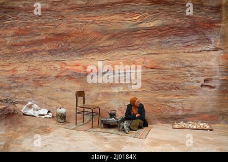 Donna in Petra che vende campioni di arenaria come souvenir Foto Stock