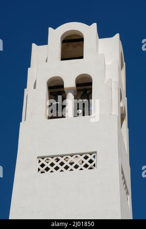 Vista delle campane della chiesa e la cima di una bianca chiesa greca ortodossa a Santorini Foto Stock