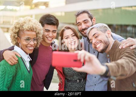 Amici del gruppo che prendono Selfie felice. Persone che si divertono Foto Stock