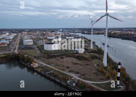 Area industriale nel porto di Amburgo Foto Stock