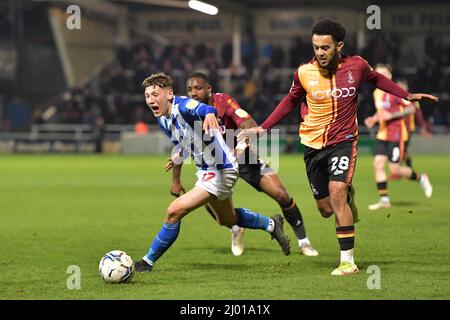 Hartlepool, Regno Unito. 15th Mar 2022. HARTLEPOOL, REGNO UNITO. MAR 15th Joe Gray di Hartlepool United è stato imbrattato da Dion Pereira di Bradford City durante la partita della Sky Bet League 2 tra Hartlepool United e Bradford City a Victoria Park, Hartlepool martedì 15th marzo 2022. (Credit: Scott Llewellyn | MI News) Credit: MI News & Sport /Alamy Live News Foto Stock