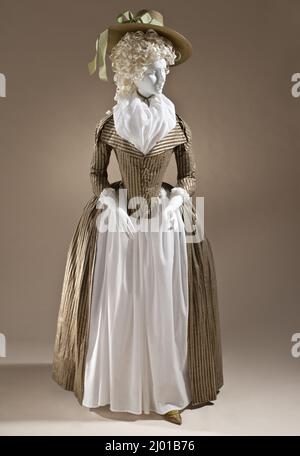 Abito da donna (Redingote). Europa, circa 1790. Costumi; abbigliamento principale (corpo intero). Raso di seta e cotone e tela liscia Foto Stock