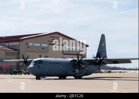 Il secondo nuovo aereo C-130J-30 atterra alla base della Guardia Nazionale aerea McLaughlin di Charleston, West Virginia. Il settimo di otto Super Hercules sbarcati a Charleston, West Virginia 14 marzo 2022. Il numero di coda 95934 è il secondo velivolo nuovo in fabbrica ricevuto dalla Lockheed Martin di Marietta, GA, l'Ala 130th Airlift. Nel mese di giugno, l'ultimo aereo arriverà alla 130th Airlift Wing di Lockheed, completando la flotta di otto velivoli C-130J-30. L'Ala Airlift completerà la sua transizione dal vecchio C-130 H3 e sarà pienamente in grado di missione entro giugno 2023. (STATI UNITI Aria Na Foto Stock