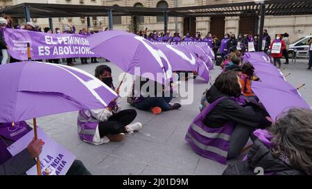 Manifestazione femminista per l'abolizione della prostituzione con ombrelloni e striscioni viola in Spagna Foto Stock