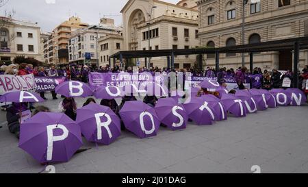 Manifestazione femminista per l'abolizione della prostituzione con ombrelloni e striscioni viola in Spagna Foto Stock