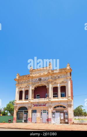 Vista del vecchio Marvel Bar Hotel, costruito nel 1898, in Bayley Street, nella piccola città rurale fantasma mineraria di Coolgarlie, Goldfields-Esperance, Western Aust Foto Stock