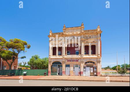 Vista del vecchio Marvel Bar Hotel, costruito nel 1898, in Bayley Street, nella piccola città rurale fantasma mineraria di Coolgarlie, Goldfields-Esperance, Western Aust Foto Stock