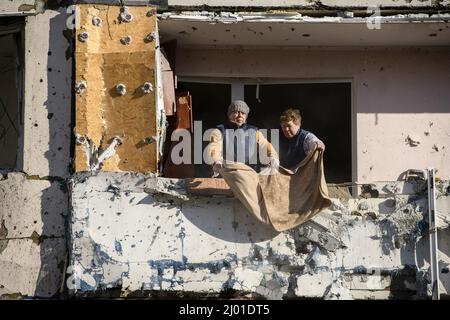 Kiev, Ucraina. 15th Mar 2022. La gente libera i detriti al luogo di uno sciopero del missile ad un edificio di appartamento a Kiev, Ucraina, martedì 15 marzo 2022. Le truppe russe hanno intensificato i loro attacchi alla capitale Ucraina. Una serie di potenti esplosioni ha scosso quartieri residenziali di Kyiv. Foto di Vladyslav Musienko/UPI Credit: UPI/Alamy Live News Foto Stock