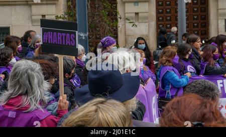 Manifestazione femminista per l'abolizione della prostituzione con ombrelloni e striscioni viola in Spagna Foto Stock