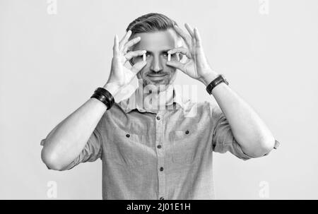 uomo offrire antidolorifico. uomo felice prendendo pillole di medicina. commercio di droga. uomo prendere meds. Foto Stock