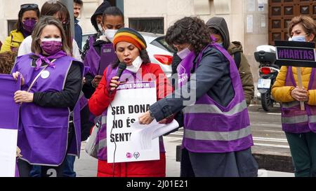 Manifestazione femminista per l'abolizione della prostituzione con ombrelloni e striscioni viola in Spagna Foto Stock