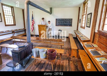 Ohio Lorain County, Oberlin, Heritage Center, centro, Little Red Schoolhouse 1836, istruzione, studio, panchine, una stanza, stufa, OH0615040024 Foto Stock