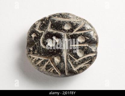 Timbro, emisferoide con estremità appiattita, retro rilavorato. Iran occidentale, circa 4th millennio a.C. Attrezzi e attrezzatura; guarnizioni. Serpentina nera a chiazze grigie Foto Stock
