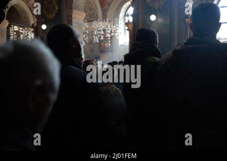 Lviv, Ucraina. 15th Mar 2022. I soldati vigilano durante il servizio funebre dei militari ucraini caduti. Tre soldati ucraini uccisi nell'13th attacco missilistico da parte della Russia a Yavoriv militare campo di addestramento sono stati posti a riposo. Credit: SOPA Images Limited/Alamy Live News Foto Stock