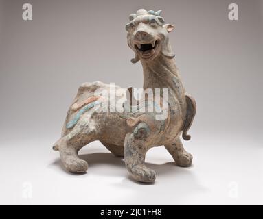 Scultura funeraria di un Chimera (Bixie). Cina, dinastia Han orientale, 25-220. Scultura. Terracotta stampata con tracce applicate decorazione e vernice Foto Stock