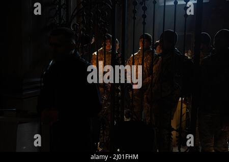 Lviv, Ucraina. 15th Mar 2022. I soldati vigilano durante il servizio funebre dei militari ucraini caduti. Tre soldati ucraini uccisi nell'13th attacco missilistico da parte della Russia a Yavoriv militare campo di addestramento sono stati posti a riposo. Credit: SOPA Images Limited/Alamy Live News Foto Stock