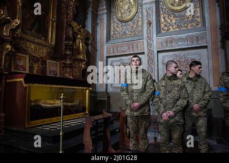 Lviv, Ucraina. 15th Mar 2022. I soldati vigilano durante il servizio funebre dei militari ucraini caduti. Tre soldati ucraini uccisi nell'13th attacco missilistico da parte della Russia a Yavoriv militare campo di addestramento sono stati posti a riposo. (Foto di Arman Dzidzovic/SOPA Images/Sipa USA) Credit: Sipa USA/Alamy Live News Foto Stock