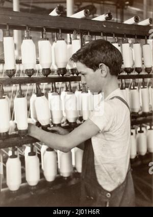 Re Filippo - Sala di filatura Mule. Lewis Wickes Hine (Stati Uniti, 1874-1940). Stati Uniti, 21 giugno 1916. Fotografie. Stampa in argento gelatina Foto Stock