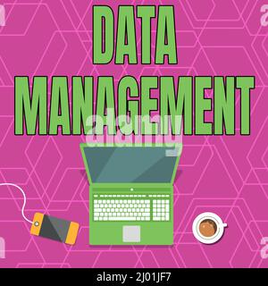Gestione dei dati di visualizzazione concettuale. Parola per la pratica di organizzare e mantenere i processi di dati laptop poggiato su Un tavolo accanto caffè tazza e. Foto Stock