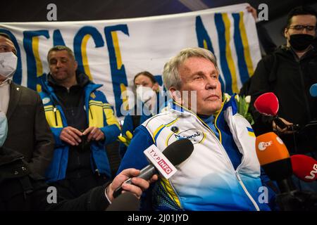 Varsavia, Polonia. 15th Mar 2022. Il presidente del Comitato Paralimpico dell'Ucraina Valerii Sushkevych ha visto una conferenza stampa dopo l'arrivo dei membri del team Paralimpico dell'Ucraina all'aeroporto Chopin di Varsavia. Gli atleti ucraini che a un certo punto erano incerti se potessero partecipare alle Paralimpiadi di Pechino a causa dell'invasione russa del loro paese e si sono classificati al secondo posto nel numero di medaglie sono arrivati all'aeroporto Chopin di Varsavia invece di Kyiv dal bombardamento della capitale da parte delle forze russe. Credit: SOPA Images Limited/Alamy Live News Foto Stock