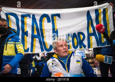 Varsavia, Polonia. 15th Mar 2022. Il presidente del Comitato Paralimpico dell'Ucraina Valerii Sushkevych ha visto una conferenza stampa dopo l'arrivo dei membri del team Paralimpico dell'Ucraina all'aeroporto Chopin di Varsavia. Gli atleti ucraini che a un certo punto erano incerti se potessero partecipare alle Paralimpiadi di Pechino a causa dell'invasione russa del loro paese e si sono classificati al secondo posto nel numero di medaglie sono arrivati all'aeroporto Chopin di Varsavia invece di Kyiv dal bombardamento della capitale da parte delle forze russe. Credit: SOPA Images Limited/Alamy Live News Foto Stock