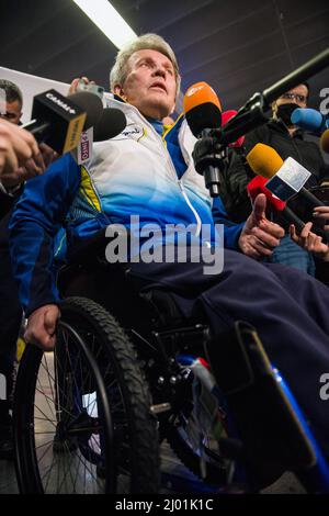 Varsavia, Polonia. 15th Mar 2022. Il presidente del Comitato Paralimpico dell'Ucraina Valerii Sushkevych ha visto una conferenza stampa dopo l'arrivo dei membri del team Paralimpico dell'Ucraina all'aeroporto Chopin di Varsavia. Gli atleti ucraini che a un certo punto erano incerti se potessero partecipare alle Paralimpiadi di Pechino a causa dell'invasione russa del loro paese e si sono classificati al secondo posto nel numero di medaglie sono arrivati all'aeroporto Chopin di Varsavia invece di Kyiv dal bombardamento della capitale da parte delle forze russe. Credit: SOPA Images Limited/Alamy Live News Foto Stock