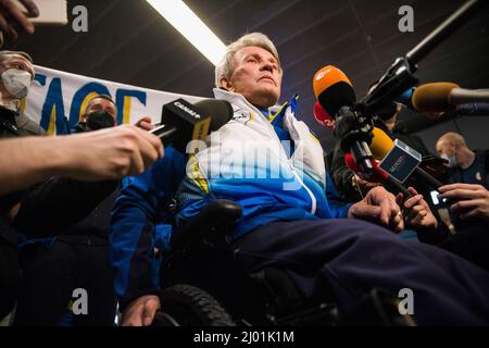 Varsavia, Polonia. 15th Mar 2022. Il presidente del Comitato Paralimpico dell'Ucraina Valerii Sushkevych ha visto una conferenza stampa dopo l'arrivo dei membri del team Paralimpico dell'Ucraina all'aeroporto Chopin di Varsavia. Gli atleti ucraini che a un certo punto erano incerti se potessero partecipare alle Paralimpiadi di Pechino a causa dell'invasione russa del loro paese e si sono classificati al secondo posto nel numero di medaglie sono arrivati all'aeroporto Chopin di Varsavia invece di Kyiv dal bombardamento della capitale da parte delle forze russe. Credit: SOPA Images Limited/Alamy Live News Foto Stock