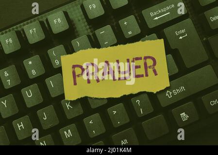 Testo della scrittura preghiera. Internet Concept richiesta solenne di aiuto o espressione di ringraziamento rivolta a Dio creazione di un nuovo Cookbook online, digitando e. Foto Stock